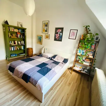 List 2 Bedroom Away From * Hannover