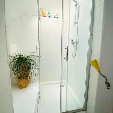 List 2 Bedroom Away From * 하노버