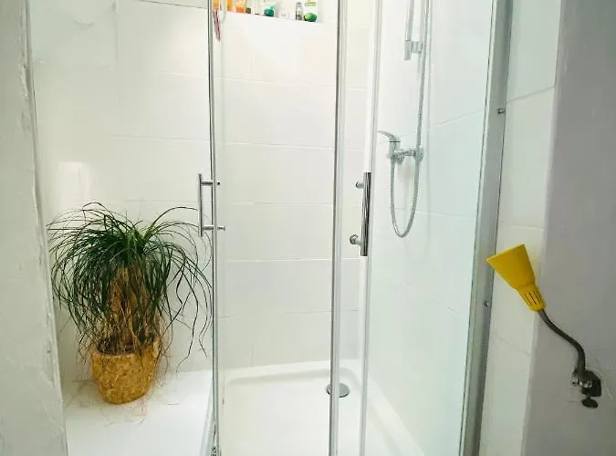 List 2 Bedroom Away From * Hannover